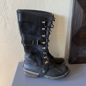 Used Sorel Carly Conquest Boot, some wear and tear but still has life in them.